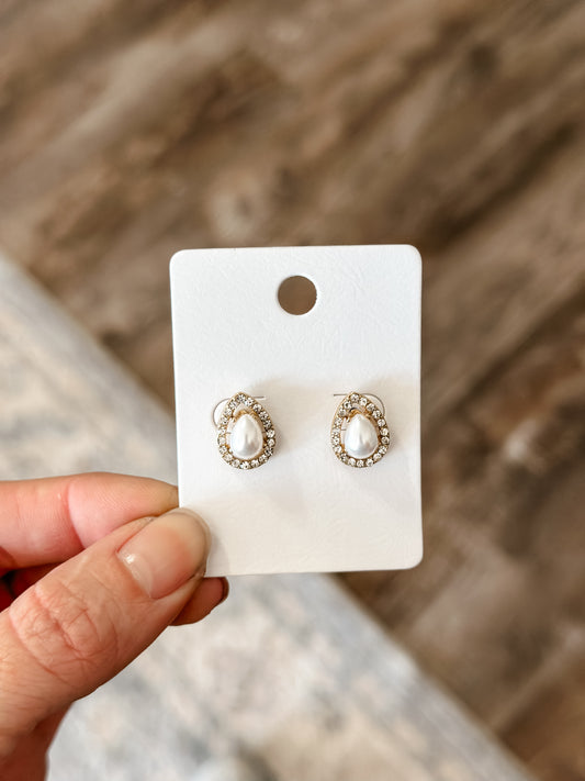 Pearl Teardrop Studs (Gold)